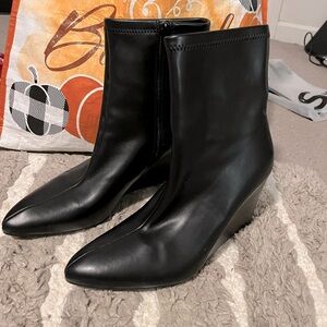 Great condition, must have black boots. Full zip!